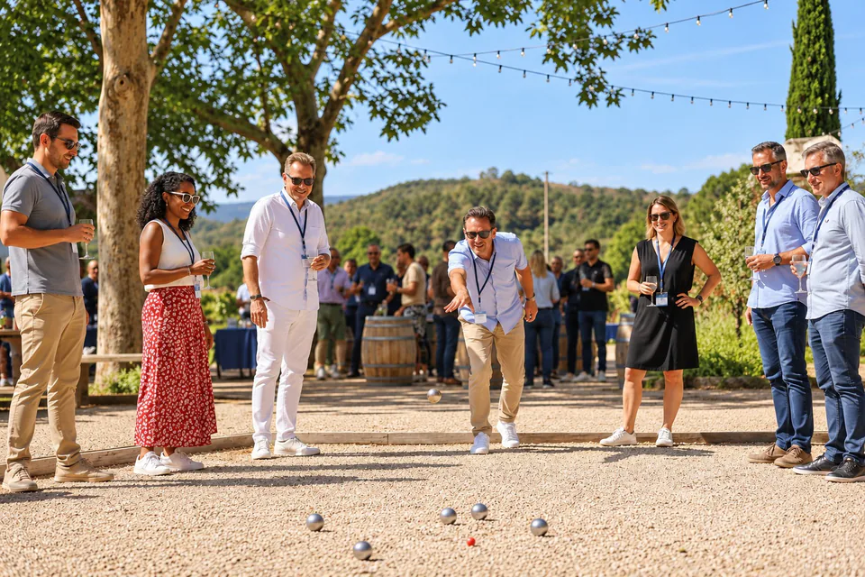 Partie de pétanque entre amis en extérieur